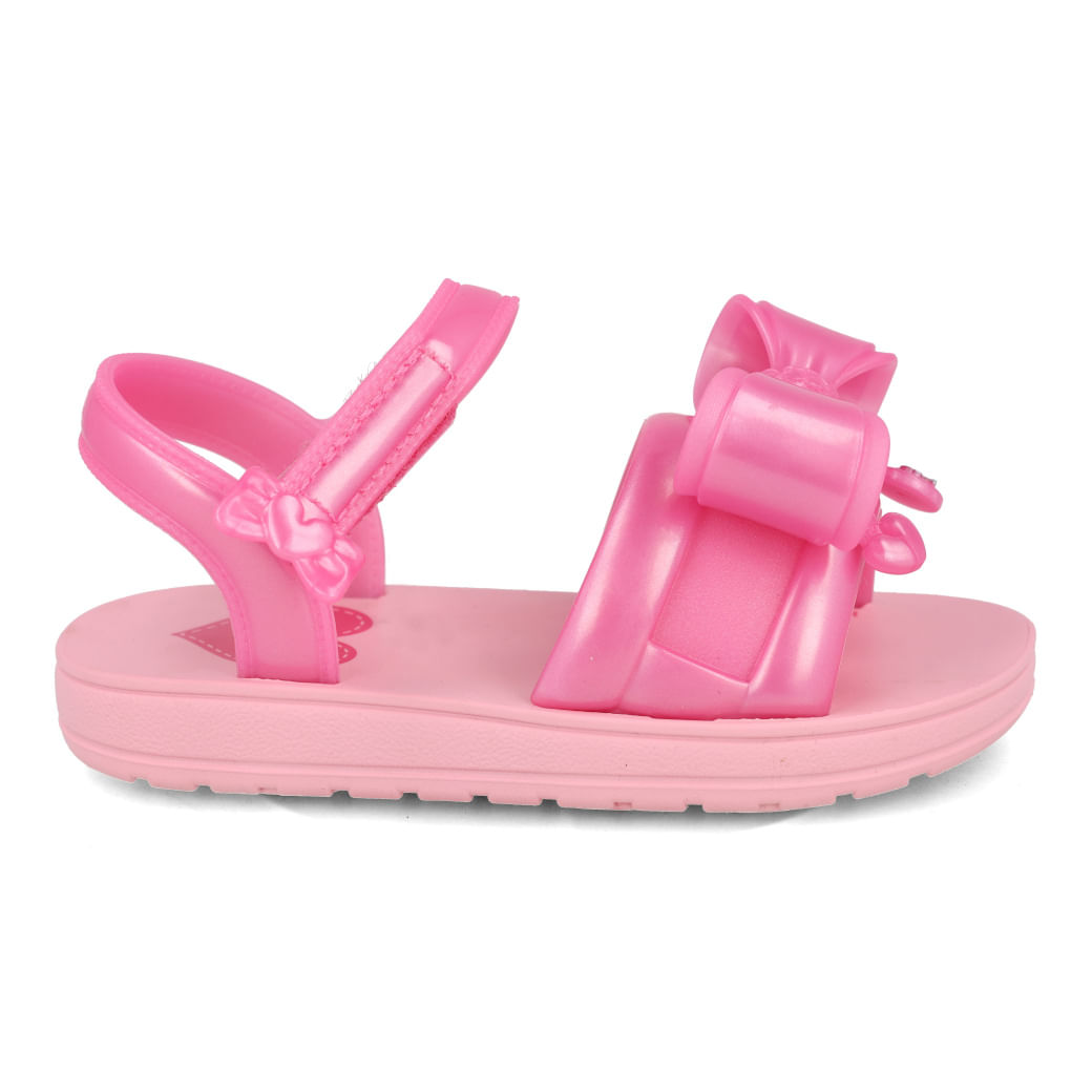 Sandália infantil Grendene Kids Barbie Rosy rosa médio com rosa perolado, vista lateral direita com tiras largas e laço decorativo
